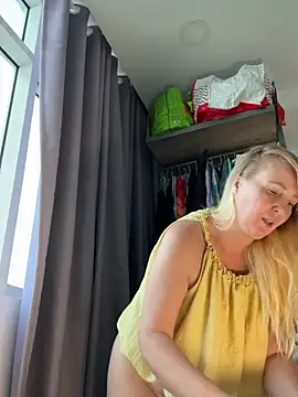 EmmaInLove23 webcam