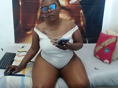 Queenteex6992 live cam on StripChat