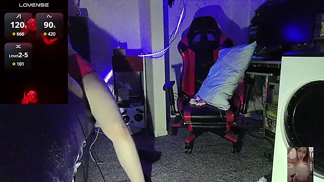 Blondiewithanass webcam