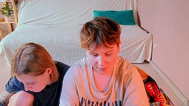 two_gerls_here webcam