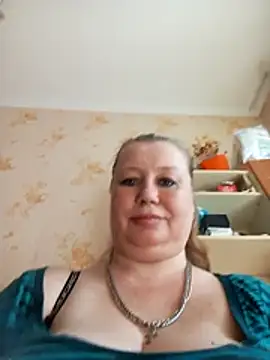 KiraStanton