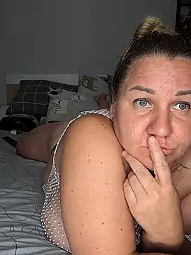AnnaCurvy webcam