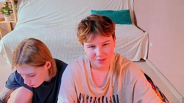 two_gerls_here webcam