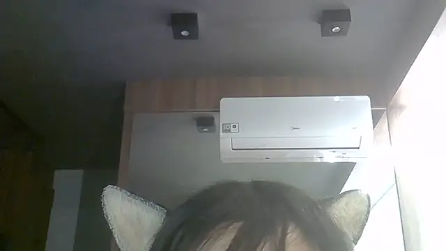 SkinnyKitten live cam on StripChat