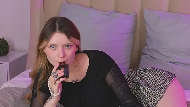 AlyssFrost webcam