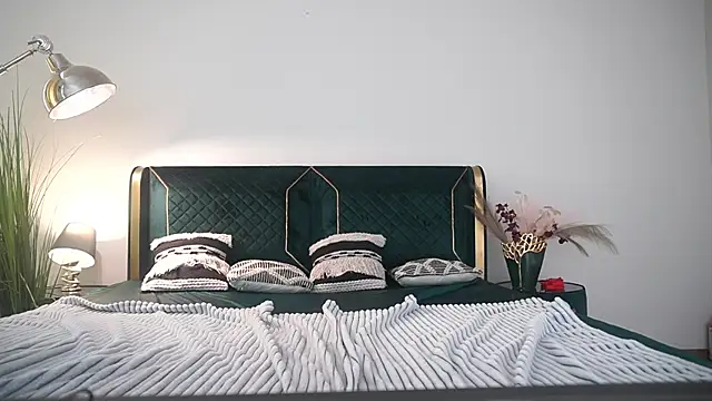 MikaFoxy webcam