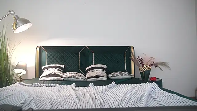 mikafoxy - MikaFoxy's free webcam - UK Sex Cams
