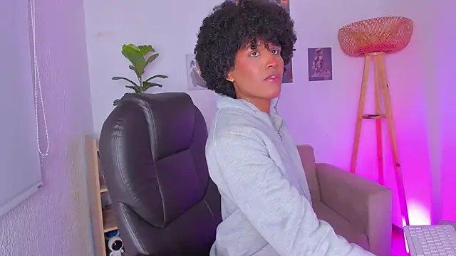 NaomiSaenz_ webcam