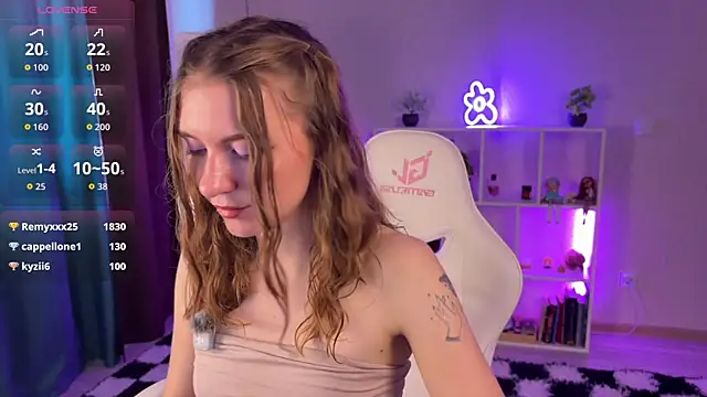 kellysunn (F young) - 2 fingers close to pussy