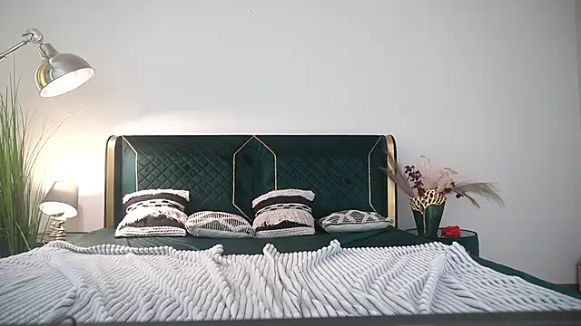 MikaFoxy webcam