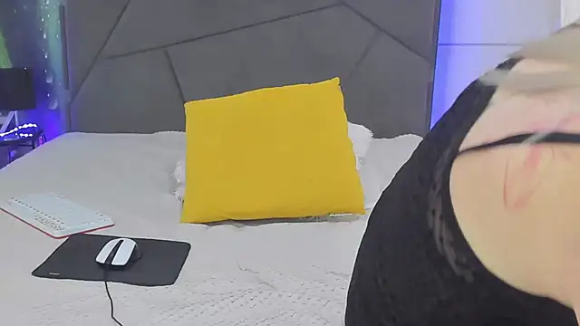 HollyTailors webcam