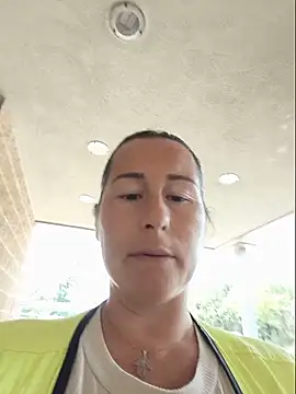 bichota85 (F milf) - Escupir tetas + 2 videos