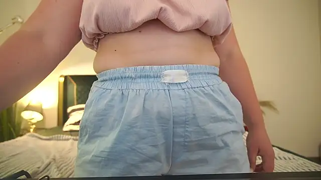 MikaFoxy webcam