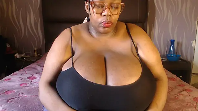 BoobsQueen46K webcam