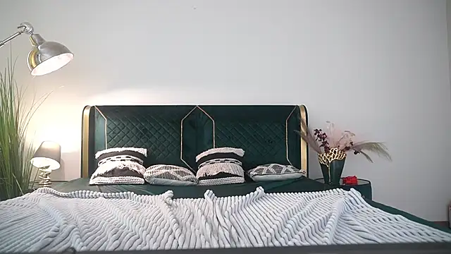 MikaFoxy webcam