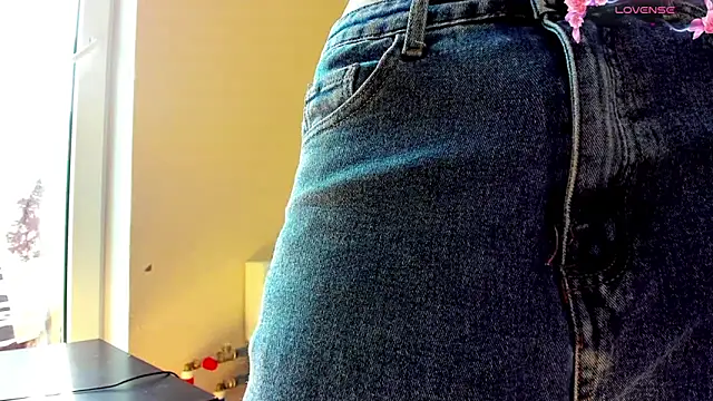ErlinaBuoy live cam on StripChat