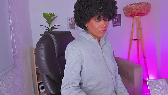 NaomiSaenz_ webcam