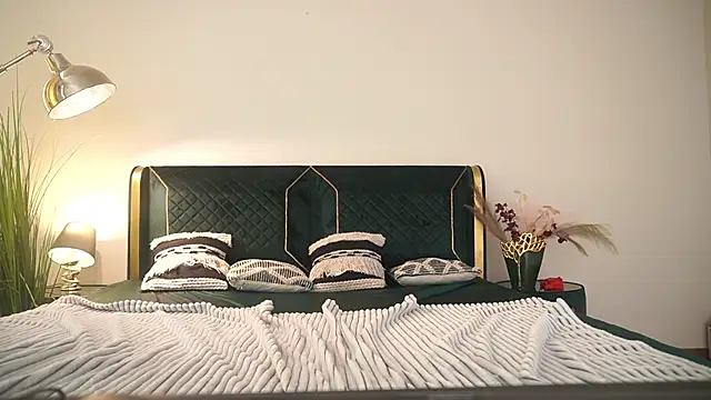 MikaFoxy webcam