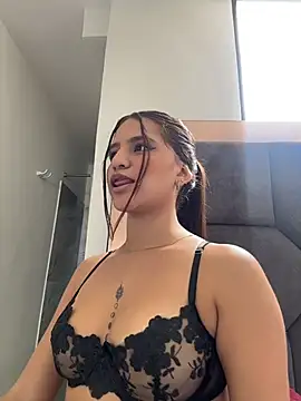 ViankaRose live cam on StripChat