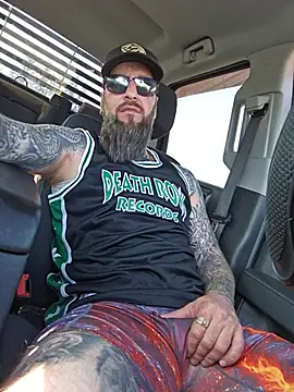 beardedtattood (Ask my age) - Horny and hard as fuck 😈😈😈
