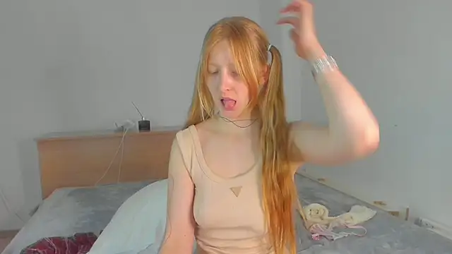 FoxieKiss webcam