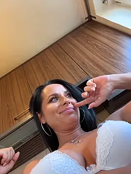 Hotmomcheckk_ live cam on StripChat