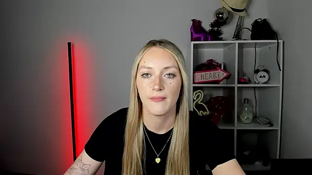 EvelynBlond webcam