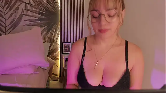 Samaantha-White webcam