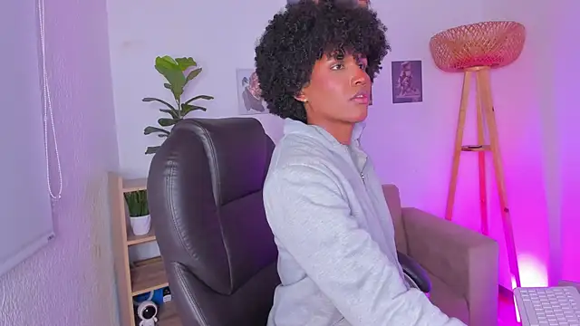 NaomiSaenz_ webcam