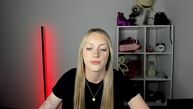 EvelynBlond webcam