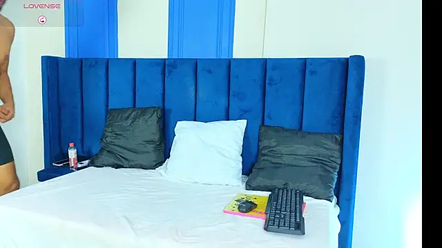 CURVYANDKING_CR webcam