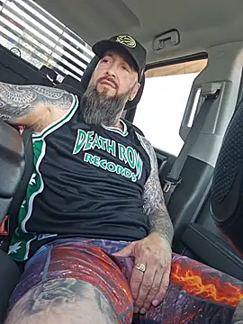 beardedtattood (Ask my age) - Horny and hard as fuck 😈😈😈