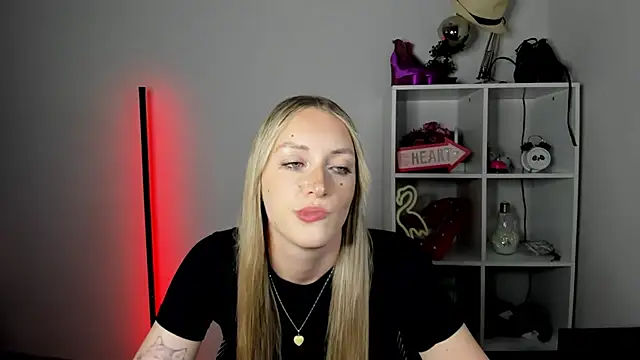 EvelynBlond webcam