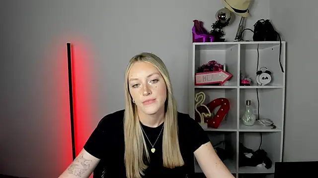 EvelynBlond webcam