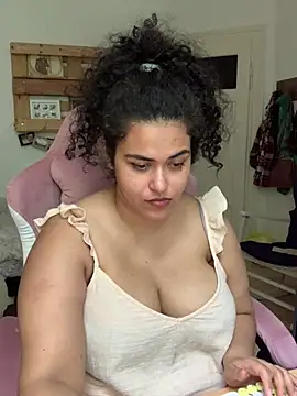 Curvydesifromgermany webcam
