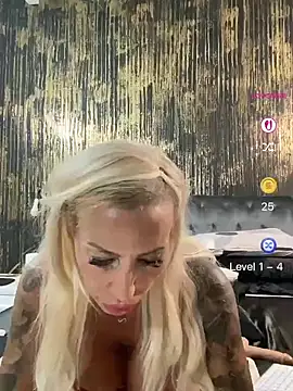 StellaRouge72 live cam on StripChat