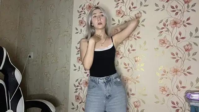 WhitePowerGirl webcam