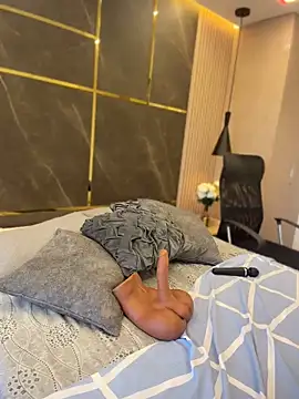 emily-hornyy's live room