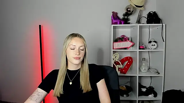 EvelynBlond webcam