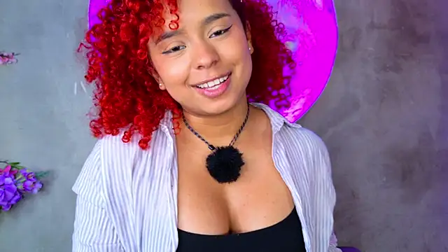 lara_curly