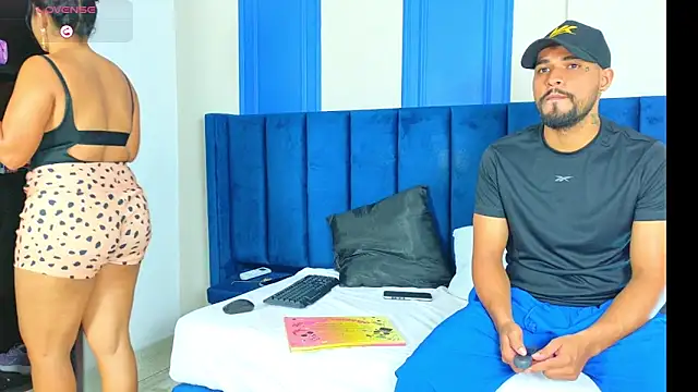 CURVYANDKING_CR webcam