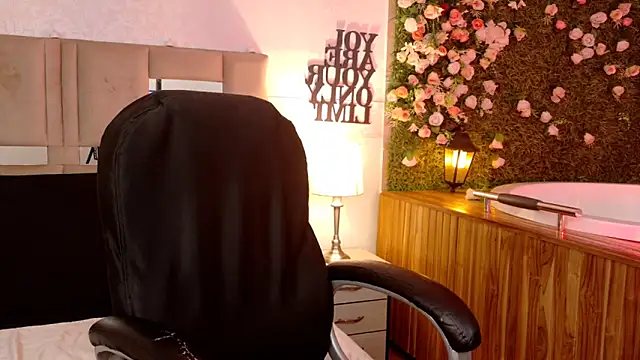 ariana_foxx_