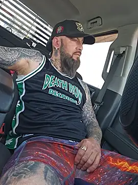 beardedtattood (Ask my age) - Rip my pants off me 😈😈😈
