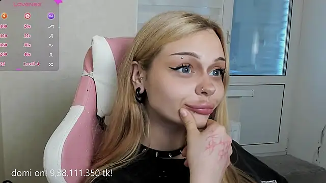 MelonyEmo live cam on StripChat