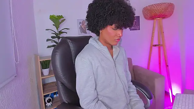 NaomiSaenz_ webcam