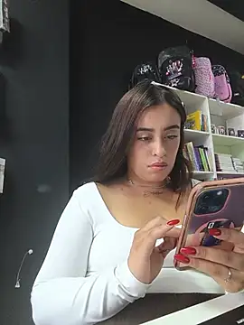 MissNyraSecret webcam