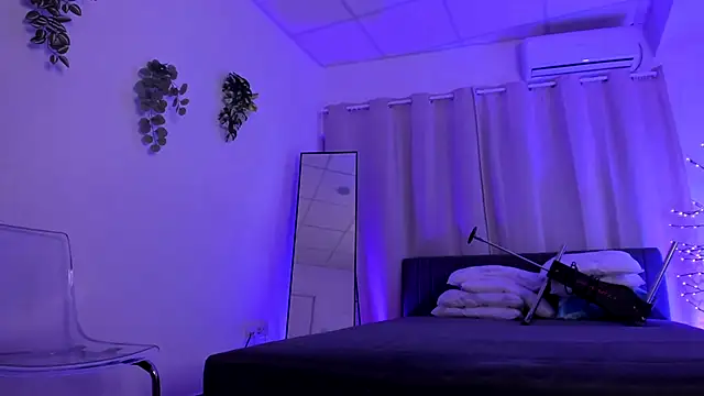 Divine_Madeleine live cam on StripChat