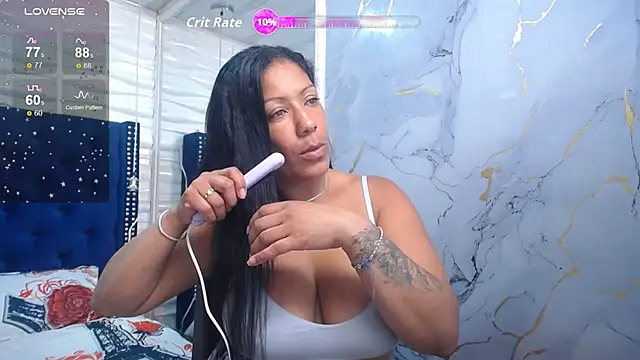 SalmaTits webcam