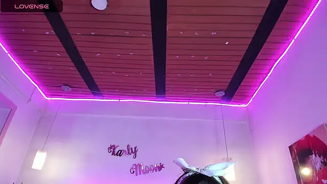 Karly_moon live cam on StripChat