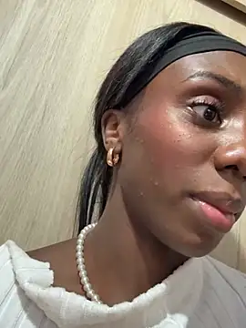 Zoe_Ravenn webcam